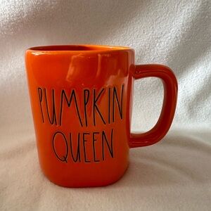 PUMPKIN QUEEN orange mug by Rae Dunn